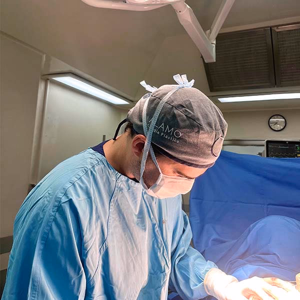 ¿Qué cirujano plástico recomiendan?