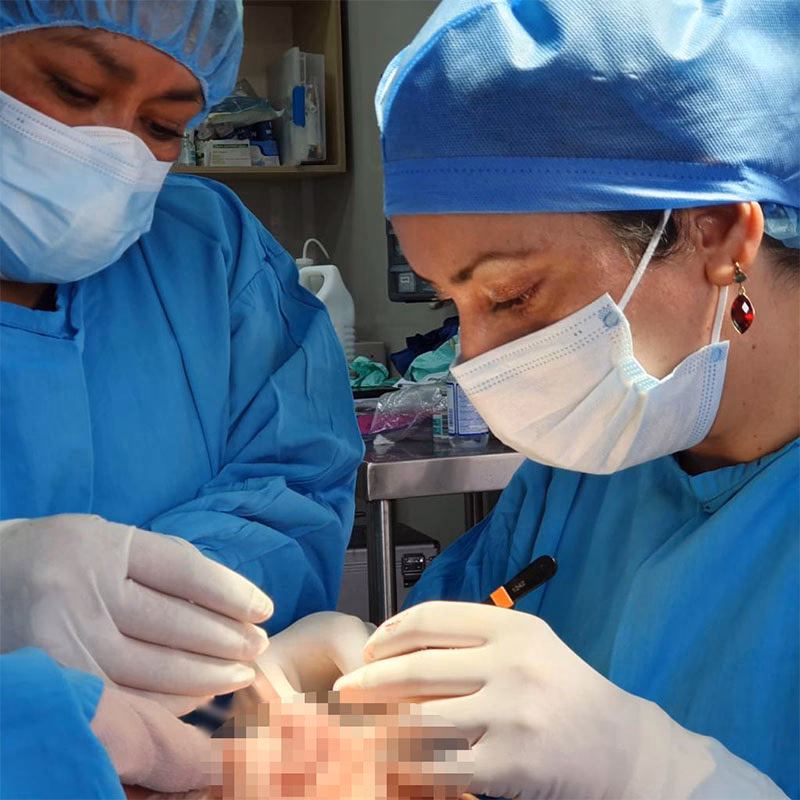 ¿Qué estudios debe tener un cirujano plástico?