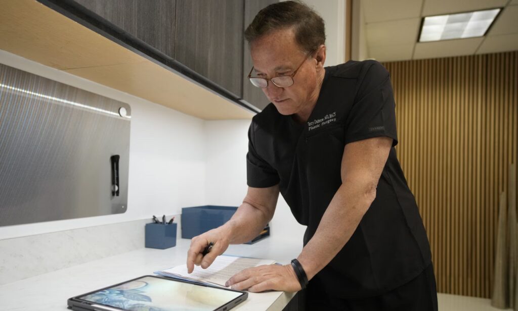 Dr. Terry Dubrow: El Cirujano Detrás de ‘Botched’