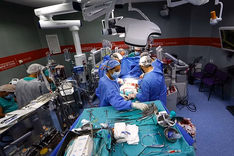 ¿Quién es el director del Hospital El Cruce?